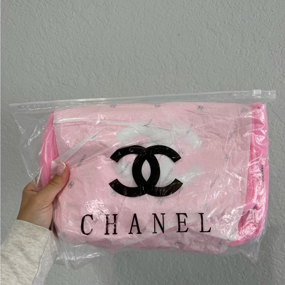 CHANEL Pink Plush Flap Clutch with White CC Logo - Picture 4 of 4